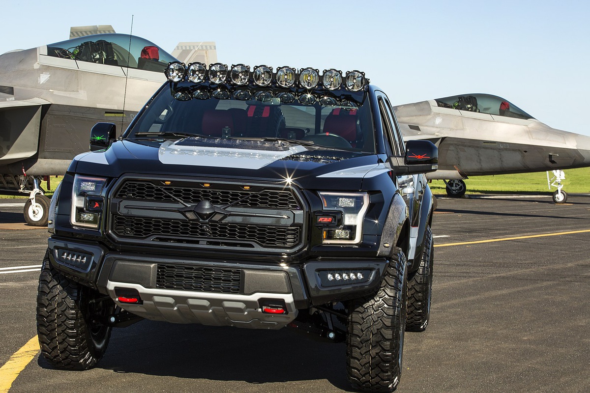 Ford F-150 Raptor mang phong cách chiến đấu cơ được bán với giá 300.000 USD