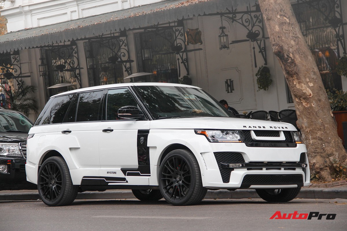 SUV hạng sang Range Rover độ bodykit hầm hố trên phố Hà Nội