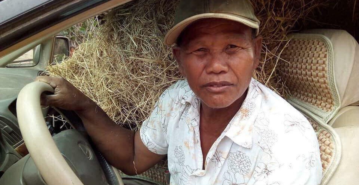 Nông dân Campuchia dùng hẳn xe Lexus để chở rơm rạ