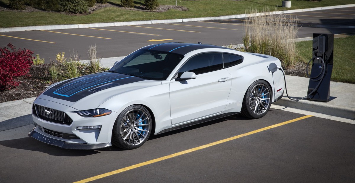 Ra mắt Ford Mustang Lithium - Xe cơ bắp không thể gầm rú trên đường phố