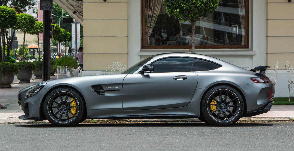Bóc tách tùy chọn trên Mercedes-AMG GT R của doanh nhân Nguyễn Quốc ...