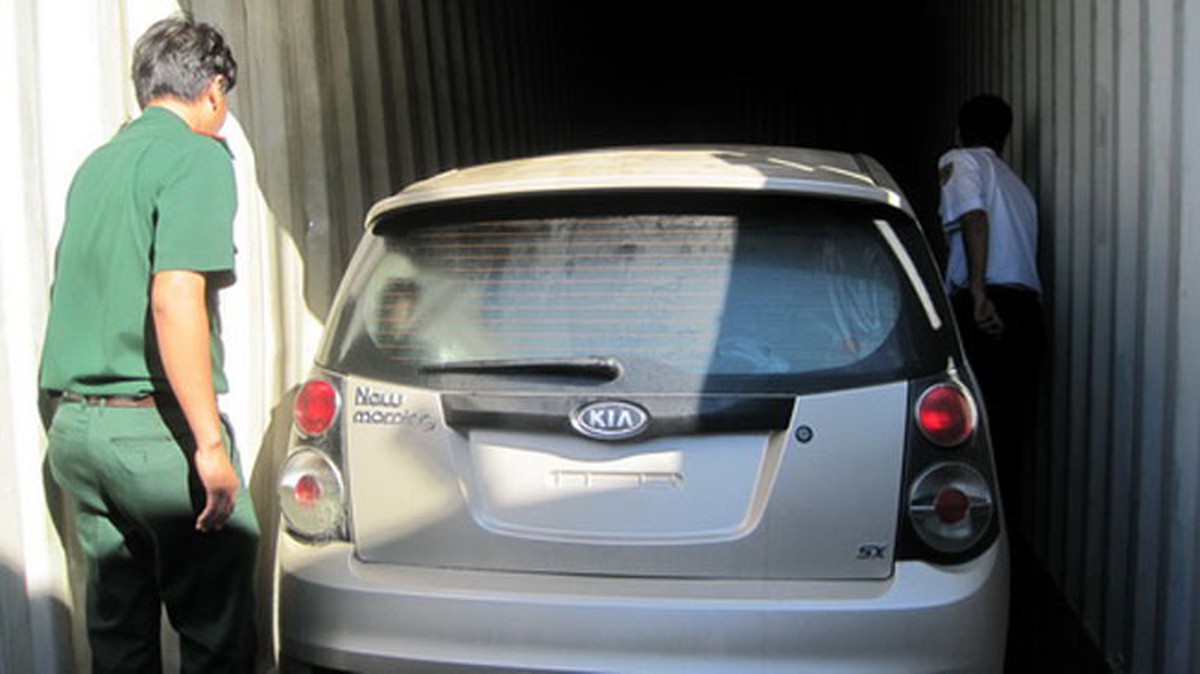 Mở container, Kia Morning của Trường Hải Auto ướt sũng