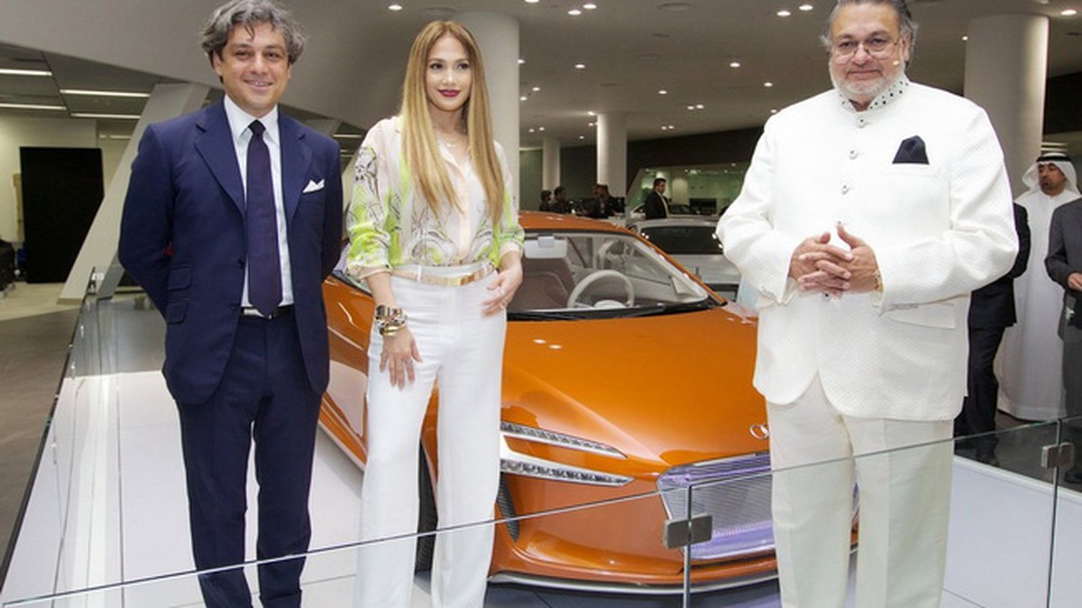 Jennifer Lopez cắt băng khánh thành showroom lớn nhất thế giới của Audi