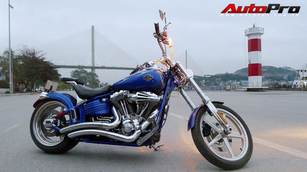 Harley Davidson Rocker C: Mạnh mẽ và đầy mê hoặc