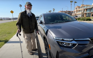 Cụ ông 90 tuổi chống gậy cầm lái VinFast VF 8: ‘Công nghệ như xe Mỹ, vỏ chắc hơn xe Nhật, cách làm thị trường thông minh, khác kiểu Nhật, Hàn’