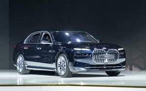 Ảnh thực tế BMW 7-Series 2023 giá từ 5,2 tỷ đồng tại Việt Nam: Nhiều màn hình, các chi tiết kiểu 3D, có điểm ‘học’ từ S-Class