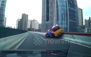 'Thót tim' xe ô tô chèn ép nhau ở đường cao tốc trên cao