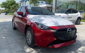 Mazda2 2024 ồ ạt về đại lý trước ngày ra mắt: Mặt kín kiểu xe điện, giá dự kiến từ 429 triệu, rẻ hơn Morning, i10 bản full