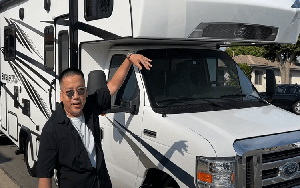 Khoa Pug lái 