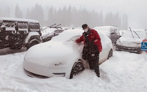 Mùa đông - Kẻ thù của Elon Musk: Xe Tesla đóng băng vì lạnh, khách loay hoay 1 tiếng mới khởi động được