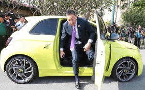 Vị thủ tướng này lái chiếc xe điện nhỏ hơn Morning đi làm, màu sơn xe còn khiến nhiều người ngạc nhiên hơn