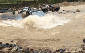 Bớt xem YouTube và quảng cáo lại, tay đua Việt đăng video Ranger vượt suối kèm 5 quy tắc để tránh thủy kích khi lái xe qua đường ngập nước
