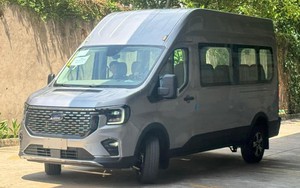 Ảnh thực tế nội, ngoại thất Ford Transit 2024 sắp ra mắt Việt Nam: Đèn kiểu Everest, bên trong xịn sò, màn hình kép như Mercedes