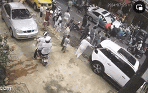 Cụ ông tông nữ nhân viên ngân hàng, người dân khiêng xe cứu nạn nhân mắc kẹt dưới gầm ô tô