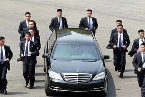 Ông Kim Jong Un ngồi xe Maybach 1,6 triệu USD, còn người Triều Tiên đi xe gì?