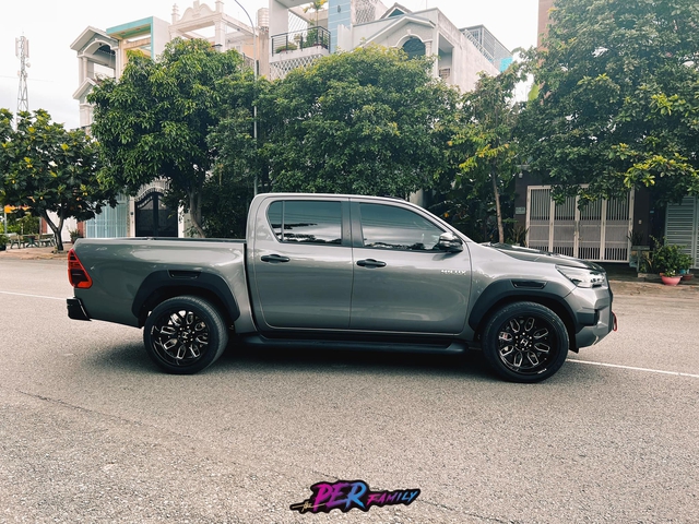 Toyota Hilux lowered the chassis with a terrible set of wheels that cost 300 million VND - New car of many pickup players in Ho Chi Minh City.  Ho Chi Minh City - Photo 3.