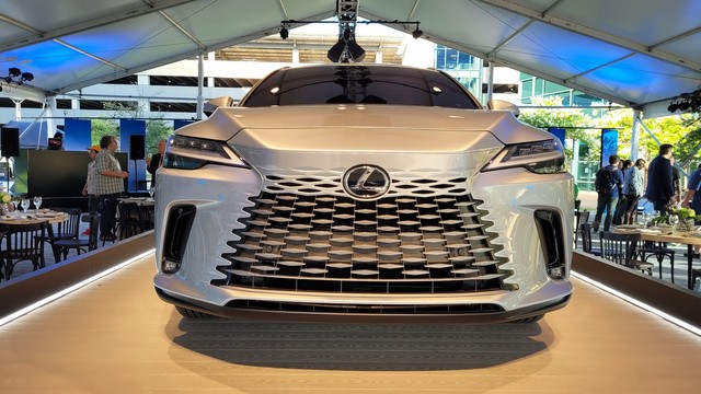 Ra mắt Lexus RX 2023: Nhìn như xe điện, nhiều đột phá, về Việt Nam chỉ là chuyện sớm muộn - Ảnh 2.