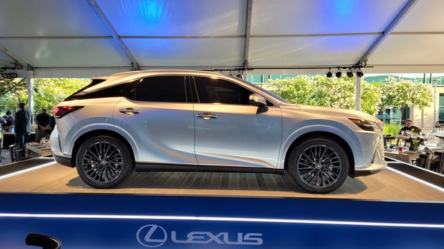 Ra mắt Lexus RX 2023: Nhìn như xe điện, nhiều đột phá, về Việt Nam chỉ là chuyện sớm muộn - Ảnh 3.