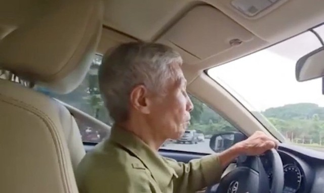 Stirring the clip of the 83-year-old man still driving a car on the road, what risks do the elderly face?  - Photo 1.
