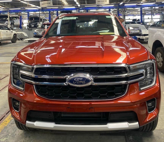 Ford Everest 2023 xuất hiện tại xưởng dịch vụ chính hãng: Hé lộ danh sách trang bị ấn tượng, áp lực cho Fortuner và Santa Fe - Ảnh 1.