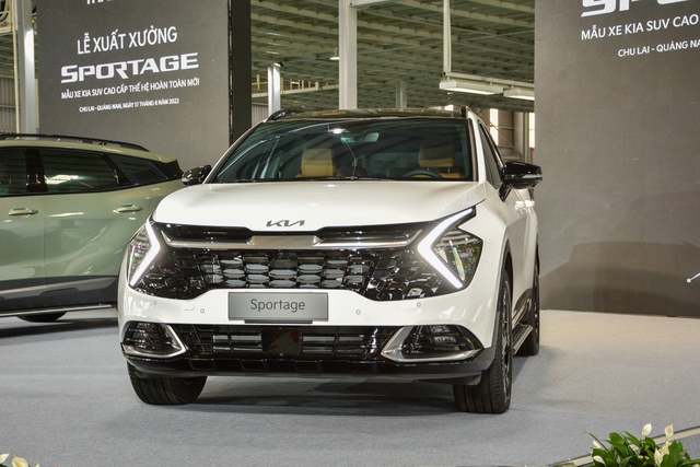 Xuất xưởng lô Kia Sportage 2022 đầu tiên Việt Nam: Đã nhận 1000 đơn, giá cao hơn Hyundai Tucson - Ảnh 1.