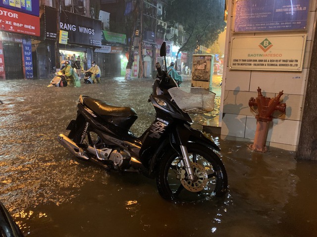 Anh Tây balo và đêm lụt nhớ đời ở Hà Nội: Mất 1,5 triệu sửa xe, dắt bộ 1 tiếng mới đến nhà - Ảnh 2.