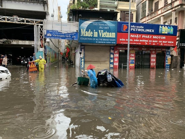 Anh Tây balo và đêm lụt nhớ đời ở Hà Nội: Mất 1,5 triệu sửa xe, dắt bộ 1 tiếng mới đến nhà - Ảnh 3.