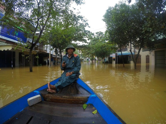 Anh Tây balo và đêm lụt nhớ đời ở Hà Nội: Mất 1,5 triệu sửa xe, dắt bộ 1 tiếng mới đến nhà - Ảnh 4.