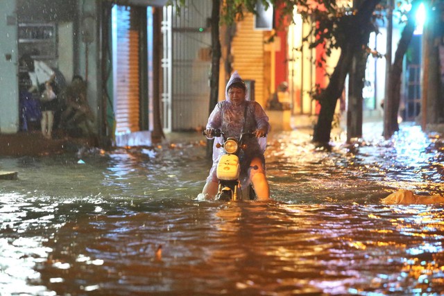 Nhiều tuyến phố tại Hà Nội ‘thành sông’ sau hơn 20 phút mưa trắng trời - Ảnh 1.