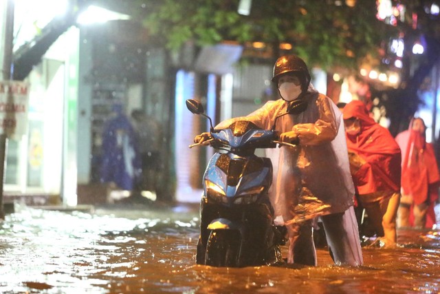 Nhiều tuyến phố tại Hà Nội ‘thành sông’ sau hơn 20 phút mưa trắng trời - Ảnh 3.