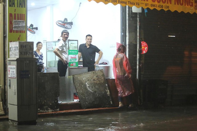 Nhiều tuyến phố tại Hà Nội ‘thành sông’ sau hơn 20 phút mưa trắng trời - Ảnh 13.