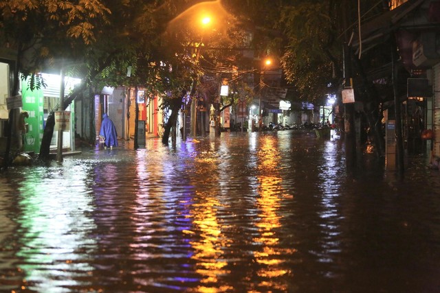 Nhiều tuyến phố tại Hà Nội ‘thành sông’ sau hơn 20 phút mưa trắng trời - Ảnh 14.
