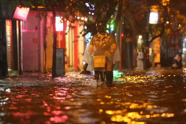 Nhiều tuyến phố tại Hà Nội ‘thành sông’ sau hơn 20 phút mưa trắng trời - Ảnh 15.