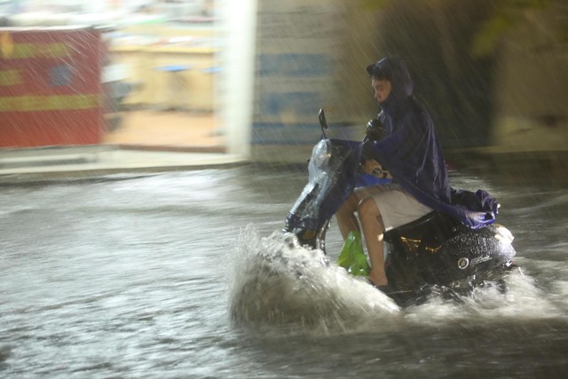 Nhiều tuyến phố tại Hà Nội ‘thành sông’ sau hơn 20 phút mưa trắng trời - Ảnh 5.