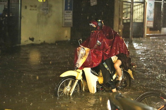 Nhiều tuyến phố tại Hà Nội ‘thành sông’ sau hơn 20 phút mưa trắng trời - Ảnh 8.