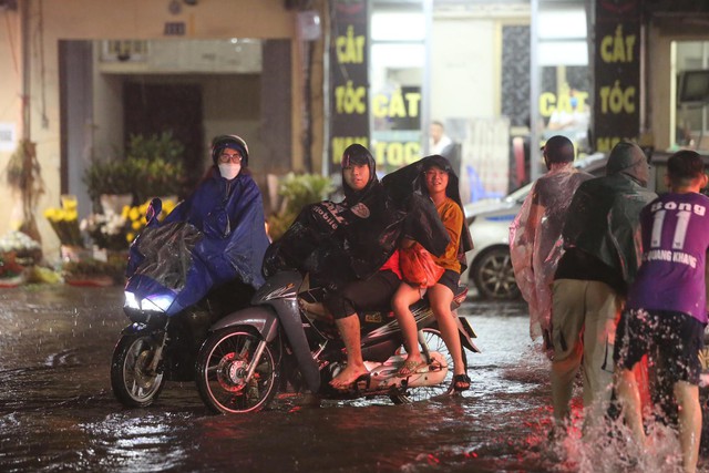 Nhiều tuyến phố tại Hà Nội ‘thành sông’ sau hơn 20 phút mưa trắng trời - Ảnh 9.