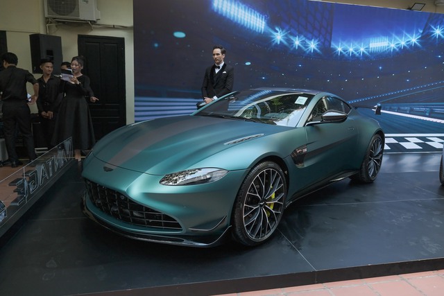 Cận cảnh những trang bị khủng trên Aston Martin Vantage F1 Edition giá gần 19 tỷ đồng tại Việt Nam - Ảnh 1.