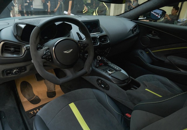 Cận cảnh những trang bị khủng trên Aston Martin Vantage F1 Edition giá gần 19 tỷ đồng tại Việt Nam - Ảnh 8.