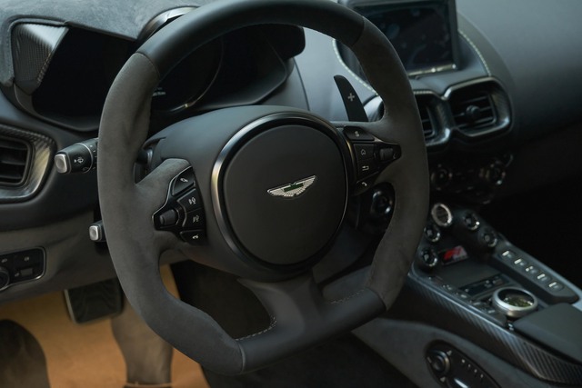 Cận cảnh những trang bị khủng trên Aston Martin Vantage F1 Edition giá gần 19 tỷ đồng tại Việt Nam - Ảnh 9.