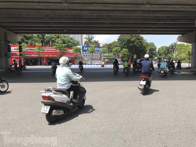 Nhung dung cu nen mang khi di xe may duoi nang gat