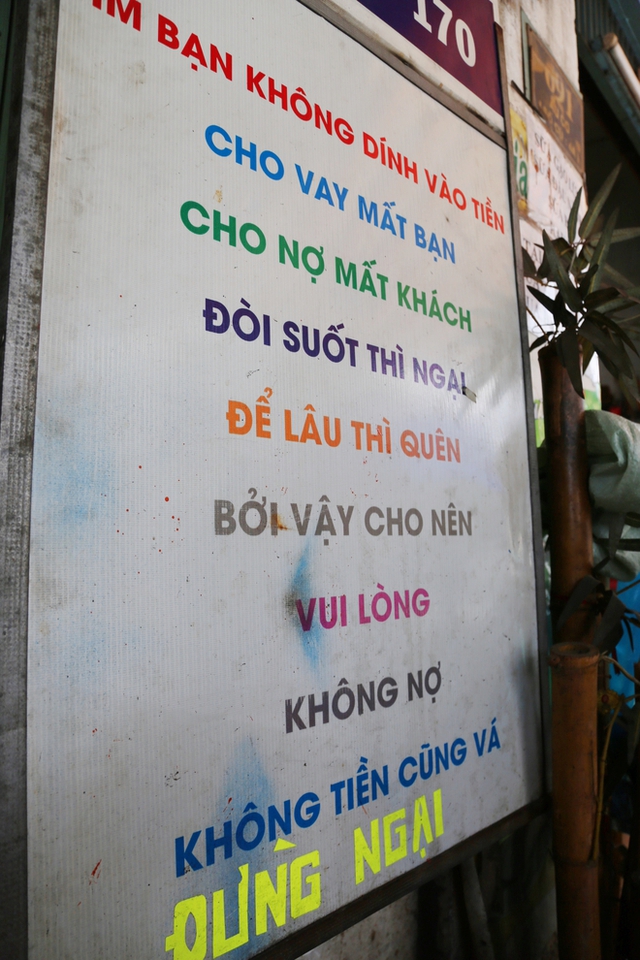 Trong bao lam phat TP.HCM van de thuong qua doi Nguoi bom va xe mien phi nguoi giam gia dien nuoc cho khach