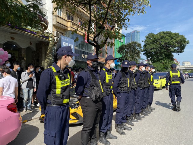 The group that protects the super cars of nearly 400 billion VND in Hanoi: These cars are very expensive, if they are scratched, they don't know how to speak - Photo 3.