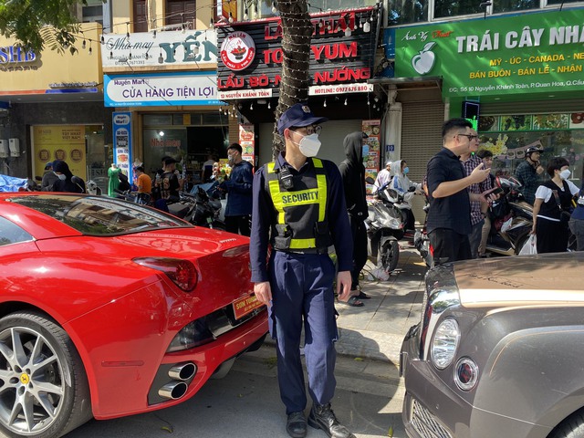 The group that protects the super cars of nearly 400 billion VND in Hanoi: These cars are very expensive, if they are scratched, they don't know how to speak - Photo 4.