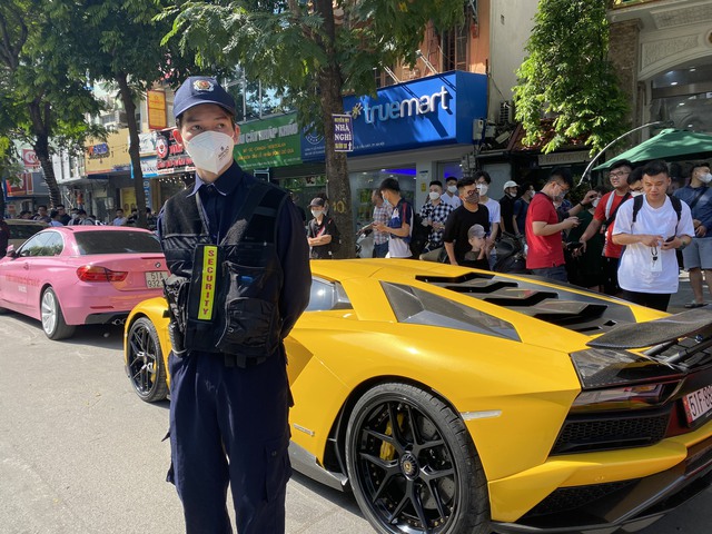The group that protects the super cars of nearly 400 billion VND in Hanoi: These cars are very expensive, if they are scratched, they don't know how to speak - Photo 2.