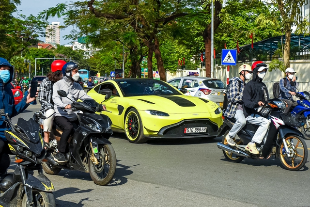 Người dân bủa vây dàn siêu xe gần 400 tỷ đồng tại Hà Nội, nhiều fan nuối tiếc khi không được chiêm ngưỡng Koenigsegg Regera và McLaren Senna - Ảnh 10.