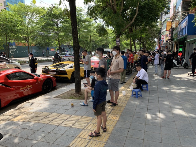 Người dân bủa vây dàn siêu xe gần 400 tỷ đồng tại Hà Nội, nhiều fan nuối tiếc khi không được chiêm ngưỡng Koenigsegg Regera và McLaren Senna - Ảnh 2.