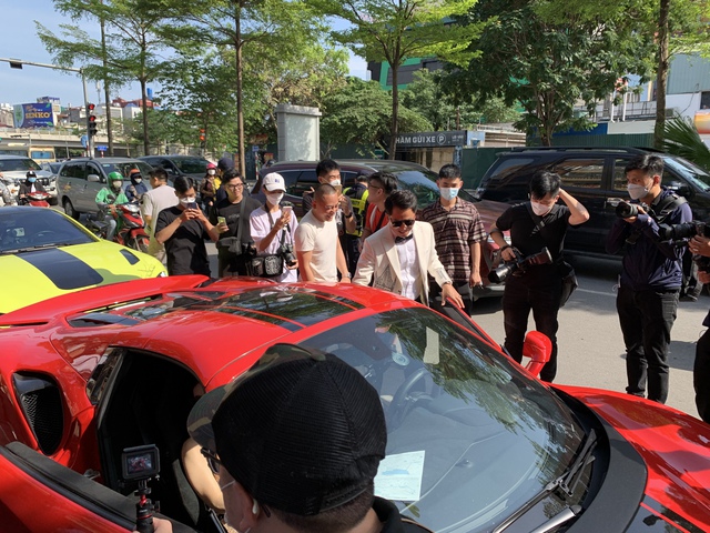 Người dân bủa vây dàn siêu xe gần 400 tỷ đồng tại Hà Nội, nhiều fan nuối tiếc khi không được chiêm ngưỡng Koenigsegg Regera và McLaren Senna - Ảnh 6.