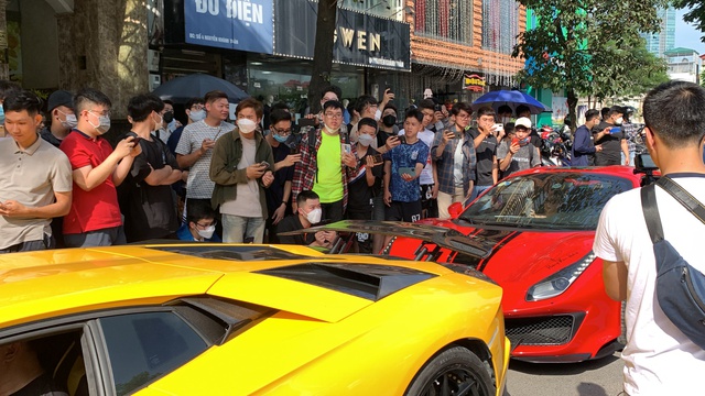 Người dân bủa vây dàn siêu xe gần 400 tỷ đồng tại Hà Nội, nhiều fan nuối tiếc khi không được chiêm ngưỡng Koenigsegg Regera và McLaren Senna - Ảnh 8.