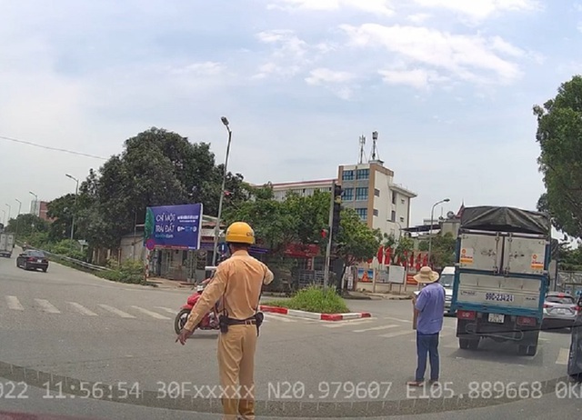 The act of cooling the driver's heart with the traffic policeman rushing to separate the stream in the midday sun - Photo 2.