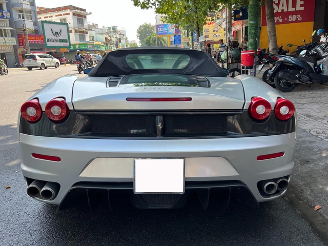 Ferrari F430 Spider lo mat sau thoi gian dai nam im trong garage than xe dan logo tiet lo co the tham gia hanh trinh sieu xe lon sap toi